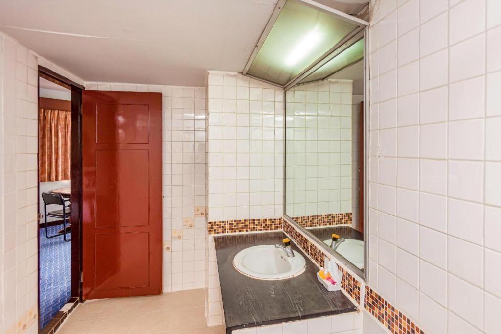 Oyo 441 Grand Thara Hotel Surat Thani Exteriör bild