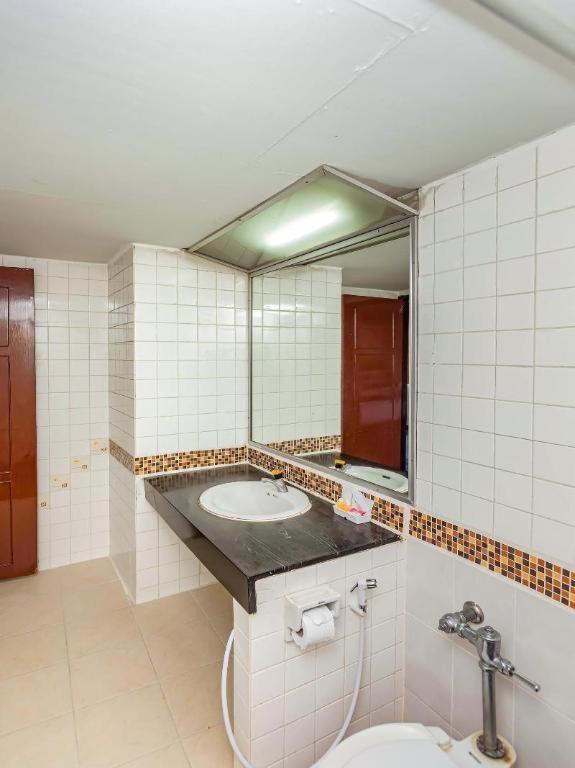 Oyo 441 Grand Thara Hotel Surat Thani Exteriör bild
